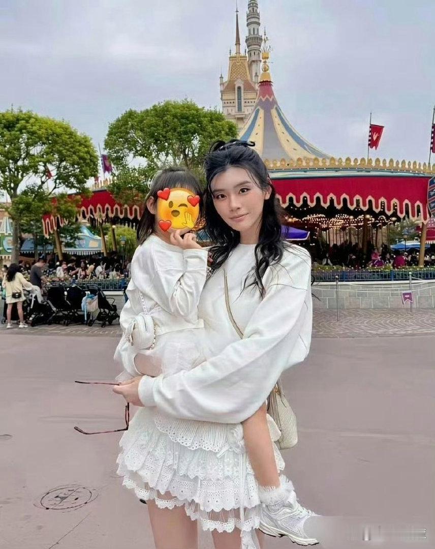 奚梦瑶分寸感拿捏恰到好处，分享女儿日常大方露出侧脸，细心遮挡正脸，低调守护孩子隐