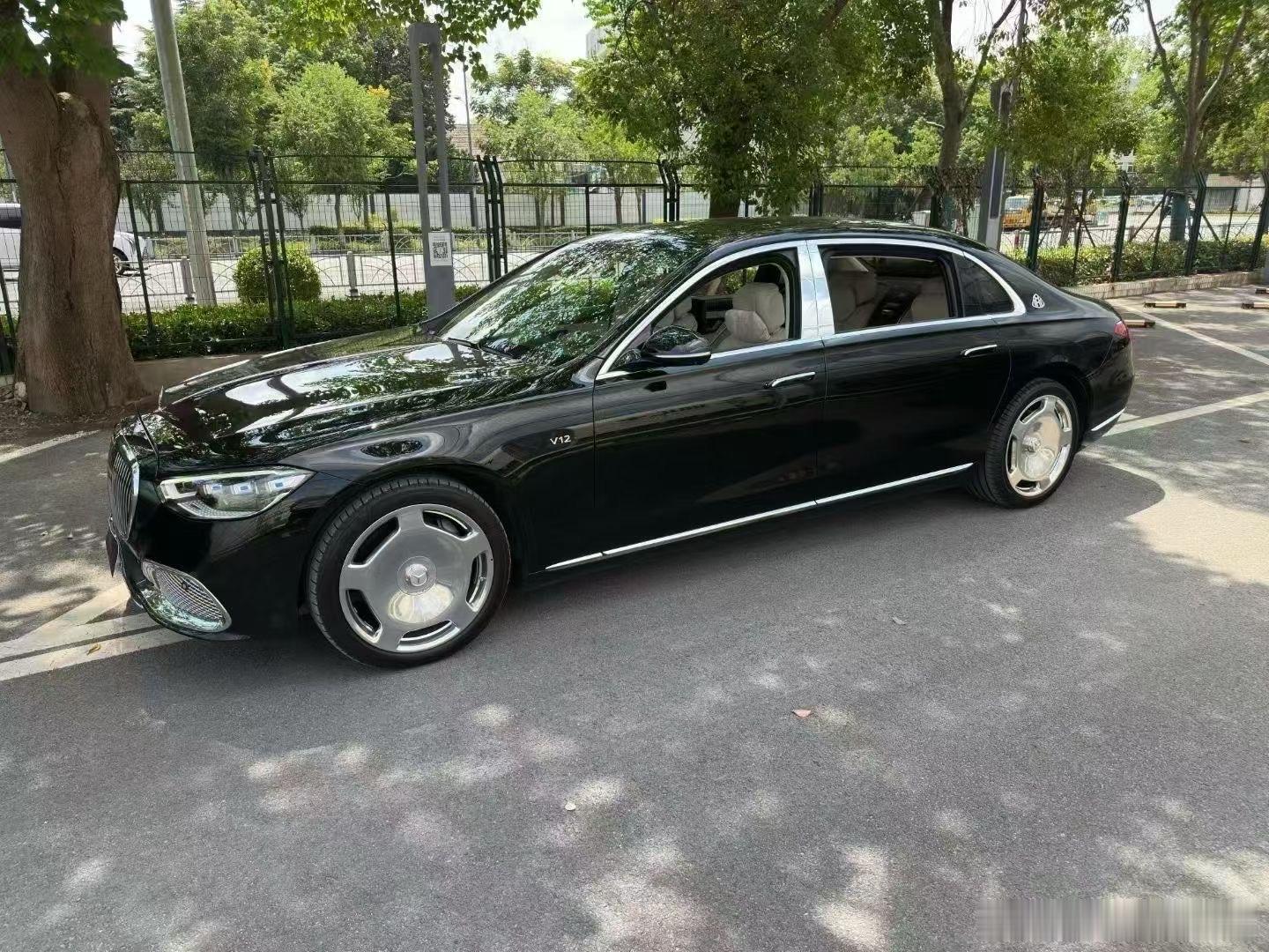 迈巴赫S680黑外米内，25年5218公里，带车衣…​​​