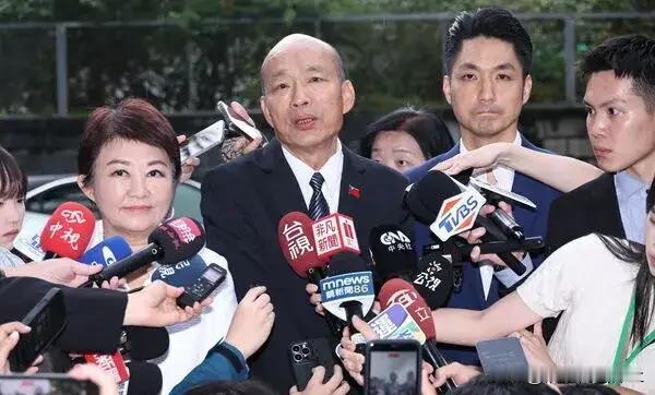 国民党“三大佬”同台！日前国民党中蒋万安，韩国瑜，卢秀燕同台，党主席郑丽文“