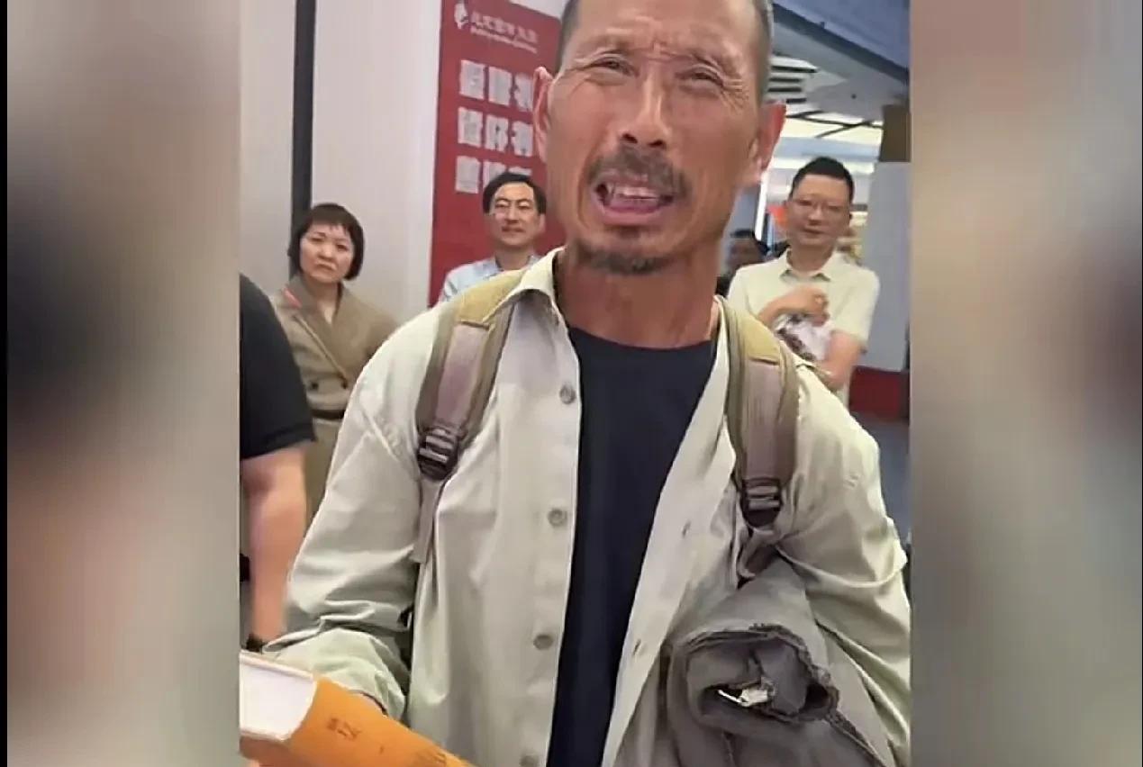 六旬农民工火了不是因为他可怜，而是因为他可敬尽管初中毕业，尽管在工地搬钢筋打