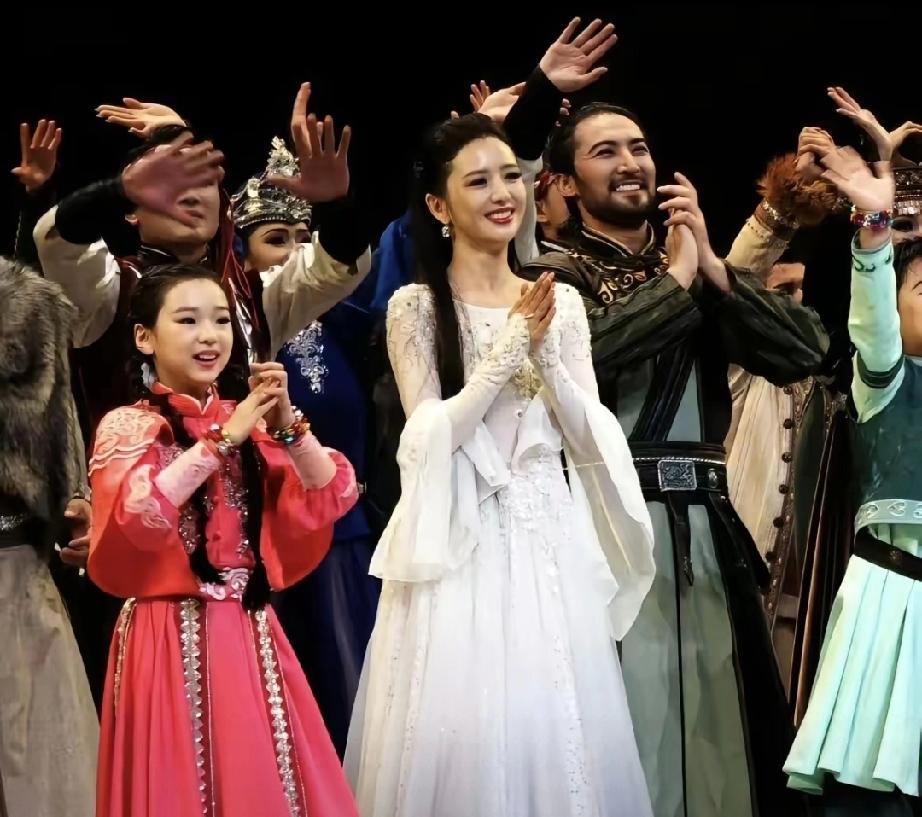 佟丽娅冲上热搜！携董璇女儿同台，20年闺蜜情太好磕4月5日，佟丽娅