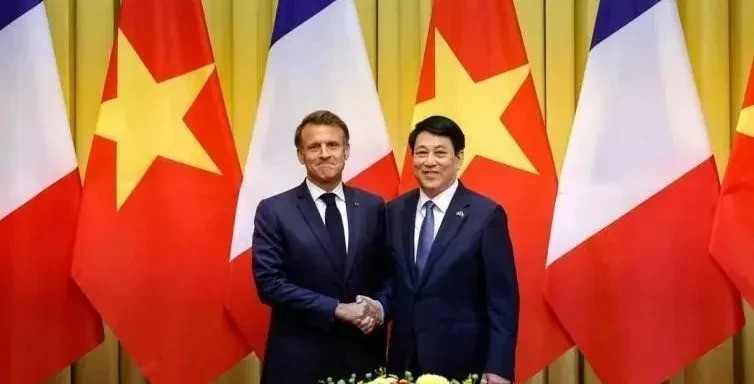 马克龙去越南刷存在感---气炸了