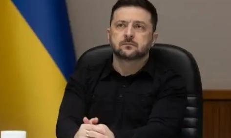 一位乌克兰网友在社交平台发声表示：所有人都可以嘲笑泽连斯基，调侃他的狼狈和妥协，