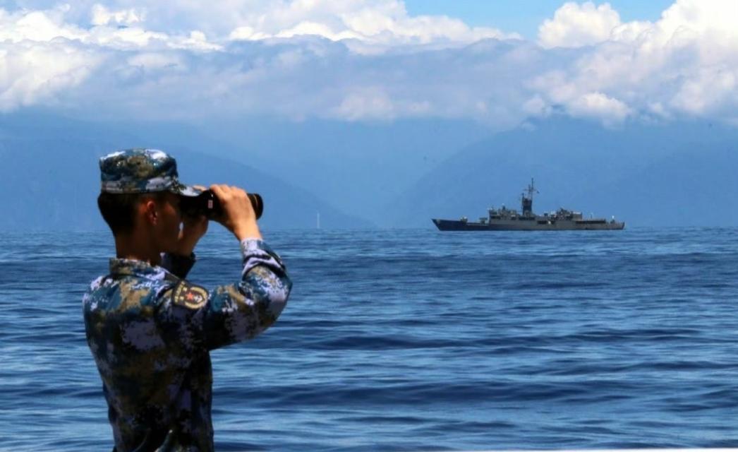 台湾陆委会声称，大陆经济施压，军舰飞机绕岛，这样子会使两岸民心越走越远……网友说