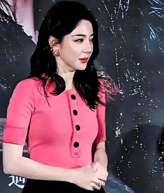 迪丽热巴33岁单身有人说她太美没人敢追。我笑了：她要是想谈，排队能从北京排到新