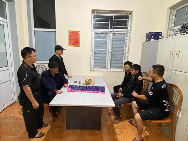 越南清化马江警方抓获的运输毒品犯3包鸦片，重近2公斤；12,000种合成药物