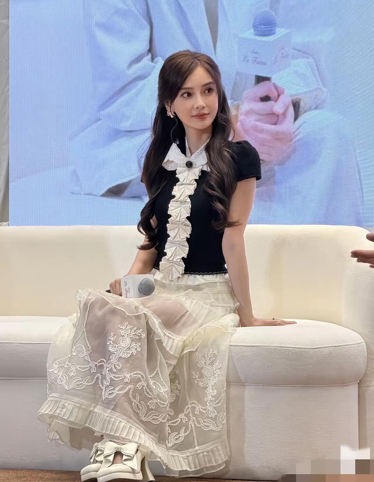 3月27日，Angelababy参加粉丝线下见面会，被网友夸爆了！Angela