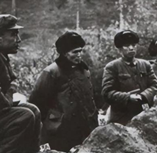 1946年，解放军为投诚的2000土匪设宴接风。席间，匪首脱下大衣，顺手挂到墙上