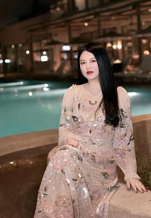 李湘粉裙闯冰城经济论坛被临时塞进礼仪桌满屏尴尬都要溢出屏幕哈尔滨经济论坛主色