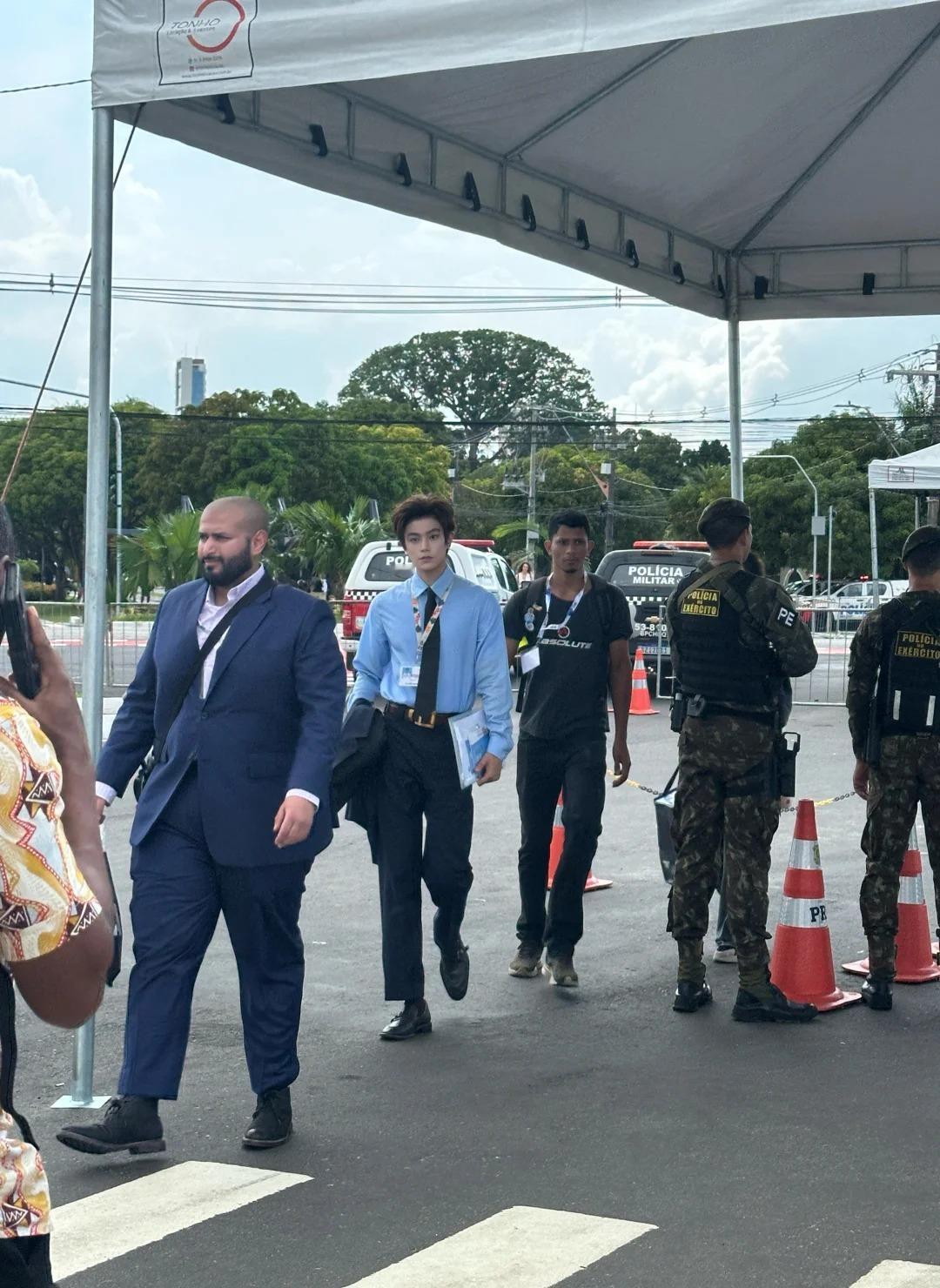 在巴西被偶遇的丁禹兮，随便一拍就帅成这样合理吗，这精英感绝了。。