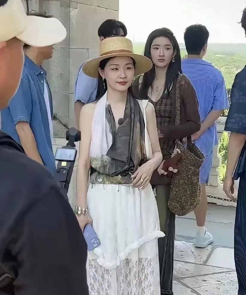 金靖，感觉她生完宝宝之后越来越漂亮了，而且变洋气了​​​