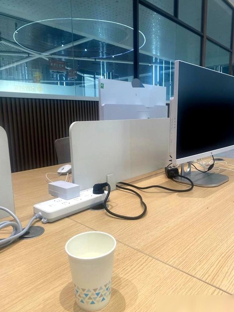 我跟你说个事儿，听完你可能得沉默半天。​今天我们厂招文员，四五千块的岗，来了