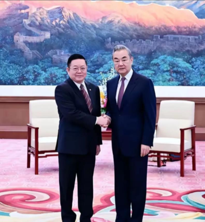 泰柬硝烟未散，东盟急飞北京献上“大礼”，马科斯要急了？据环球网报道称，中国外长王