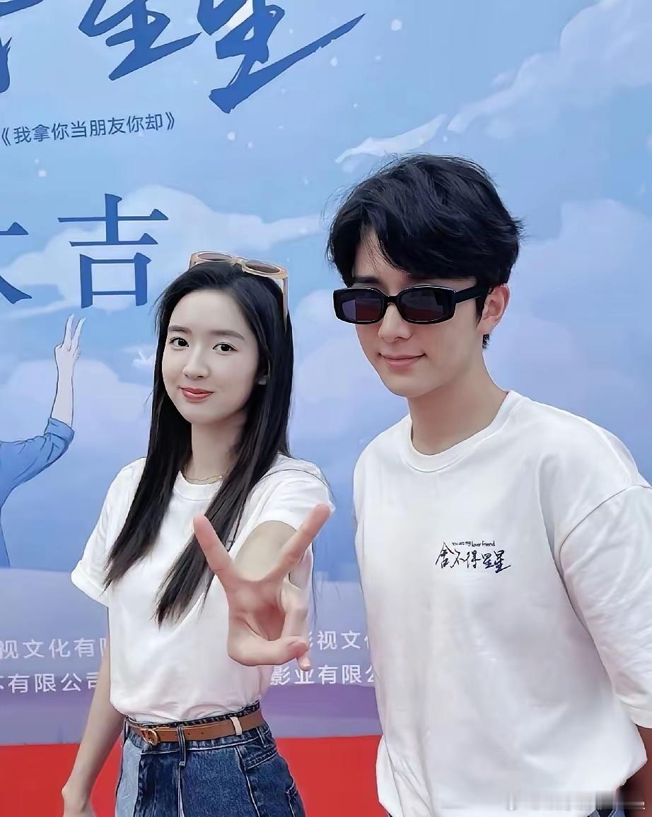 主持人问张新成：“你相信日久生情吗？”张新成说：“不相信，我相信一见钟情，我跟王