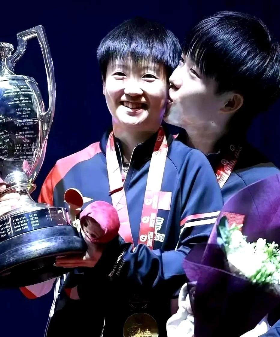 小曼姐：莎莎姐，这张照片你看了吗？莎莎：看了，他就是个大傻子！大头蹲在旁