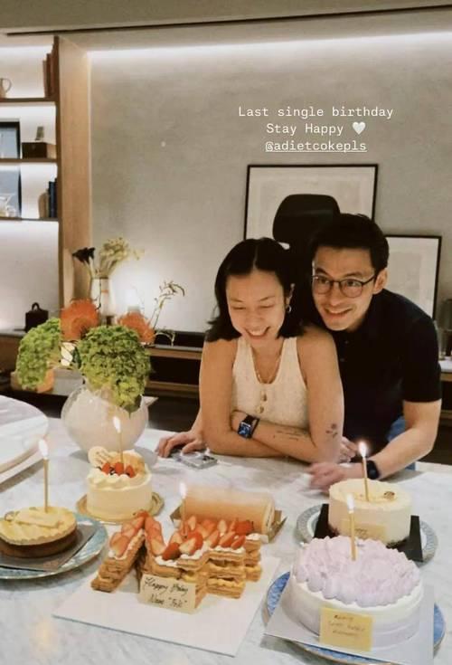刚刚看到霍启仁订婚宴的照片，未婚妻Namfon手里攥着一大把红包，笑得眼睛都眯成
