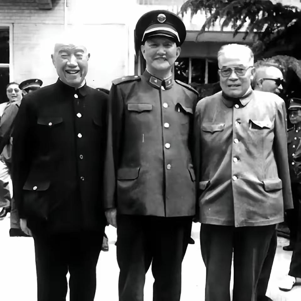 1962年2月，吉林农机厅厅长洪学智难得休息，正在家里收拾房间。这时，1位伟岸的