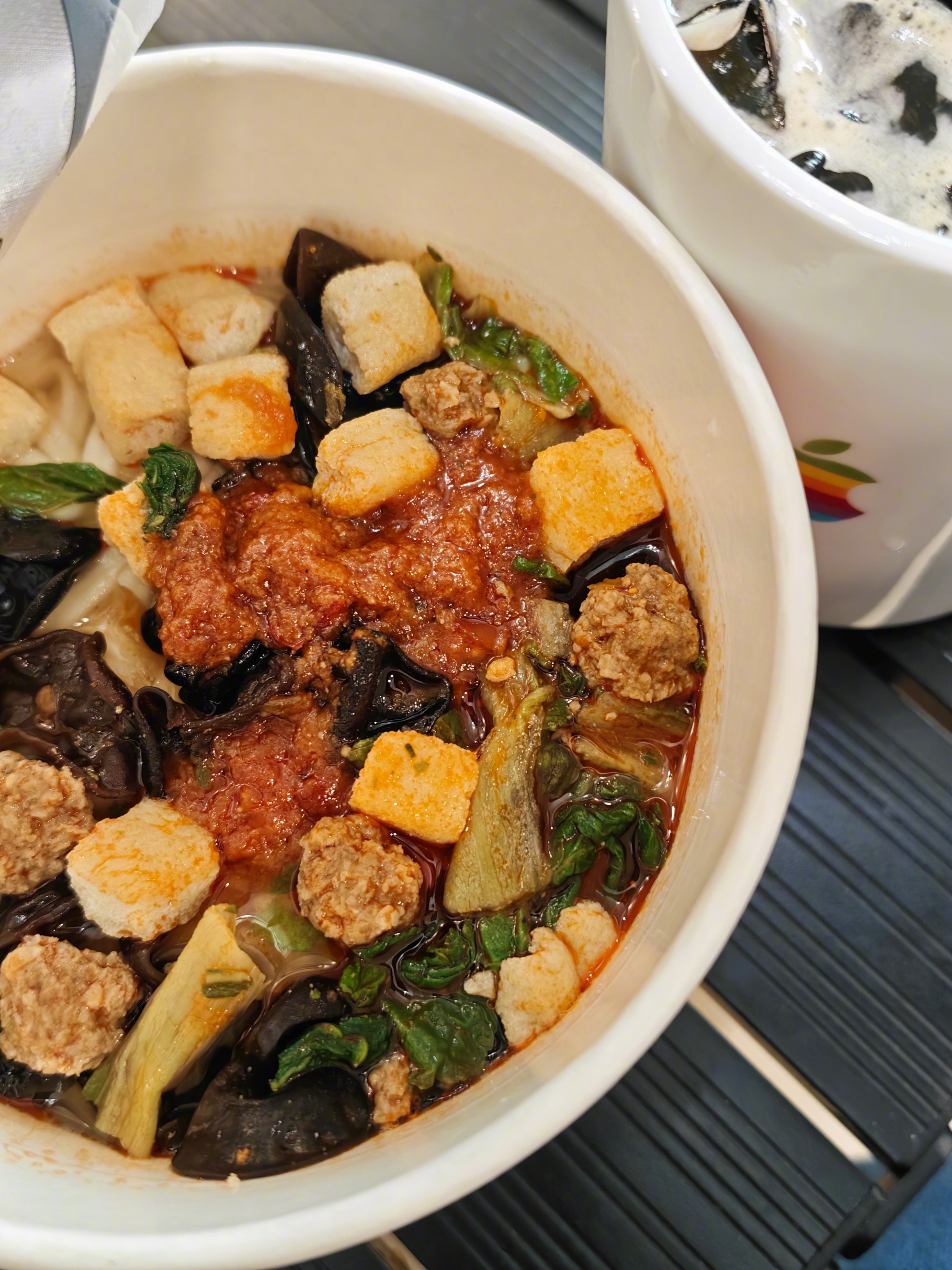 强烈推荐这个面！康师傅出的「山野红酸汤面」🍜我第一次是半夜在抖上刷到的，当时那