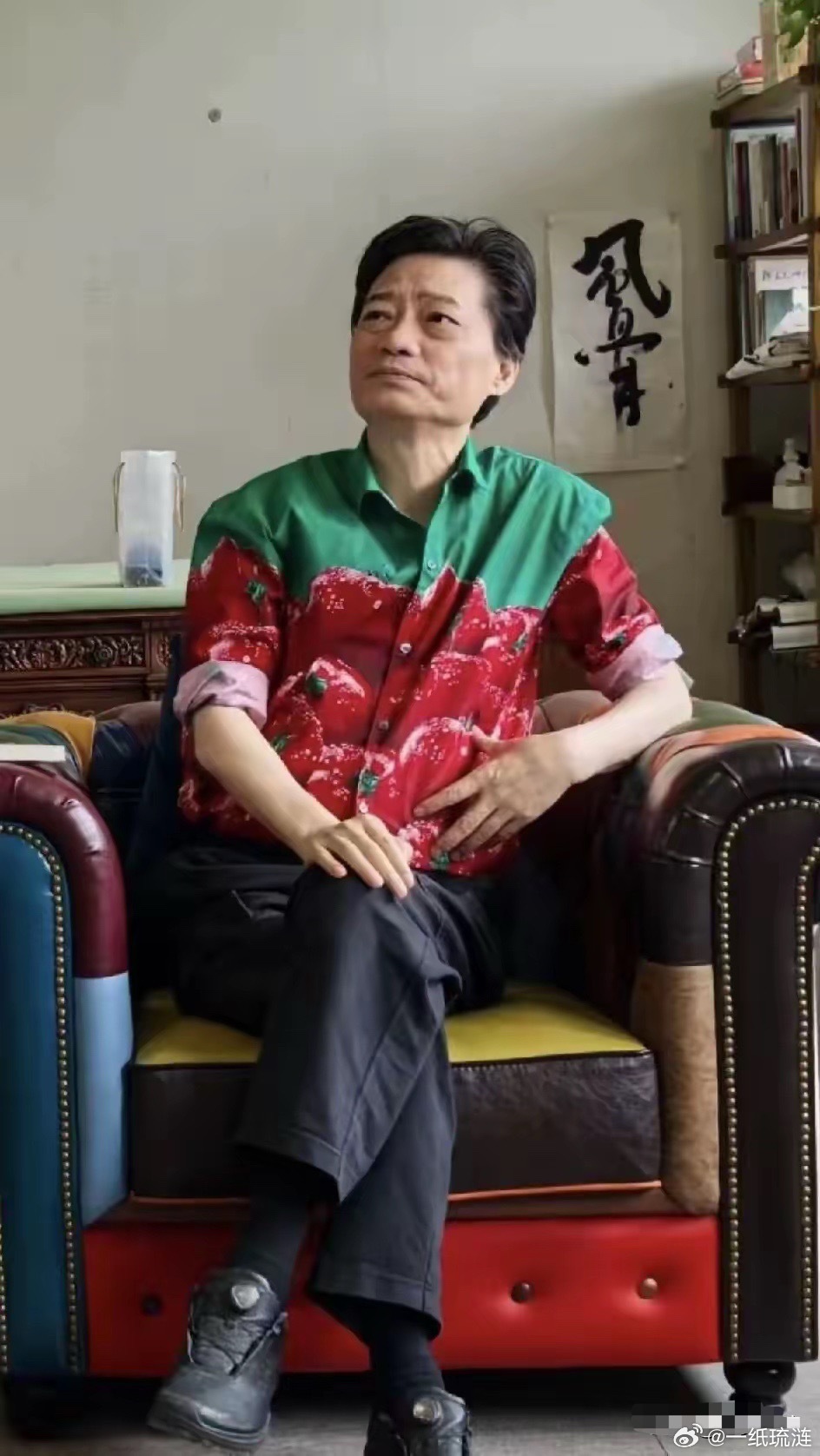 现在还有多少人记得他？他身后那简陋墙面上的两个字，醒目又有意义！他曾经说过一句话