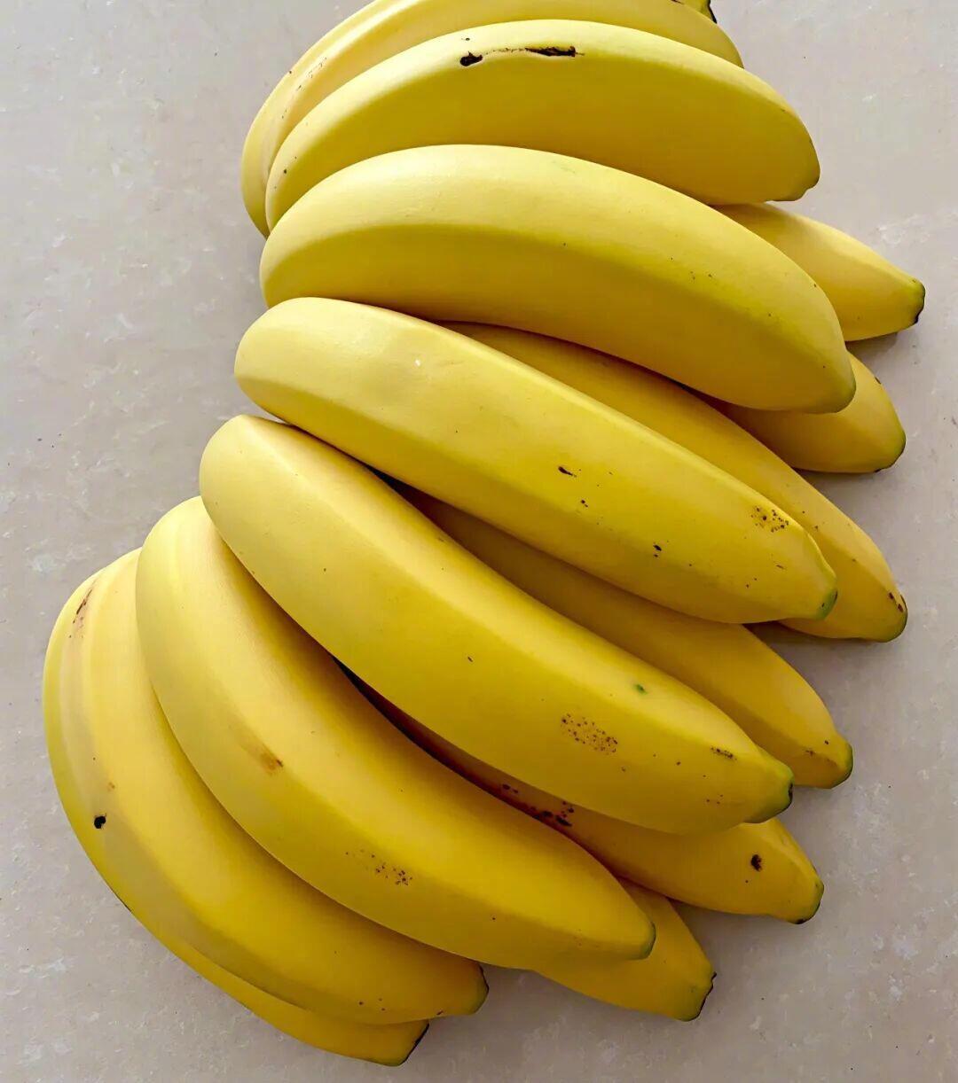 冷知识百科｜香蕉放冰箱，反而坏得更快🍌香蕉属于热带水果，扛不住冰箱低温。冷藏室4℃左右的温度会损伤