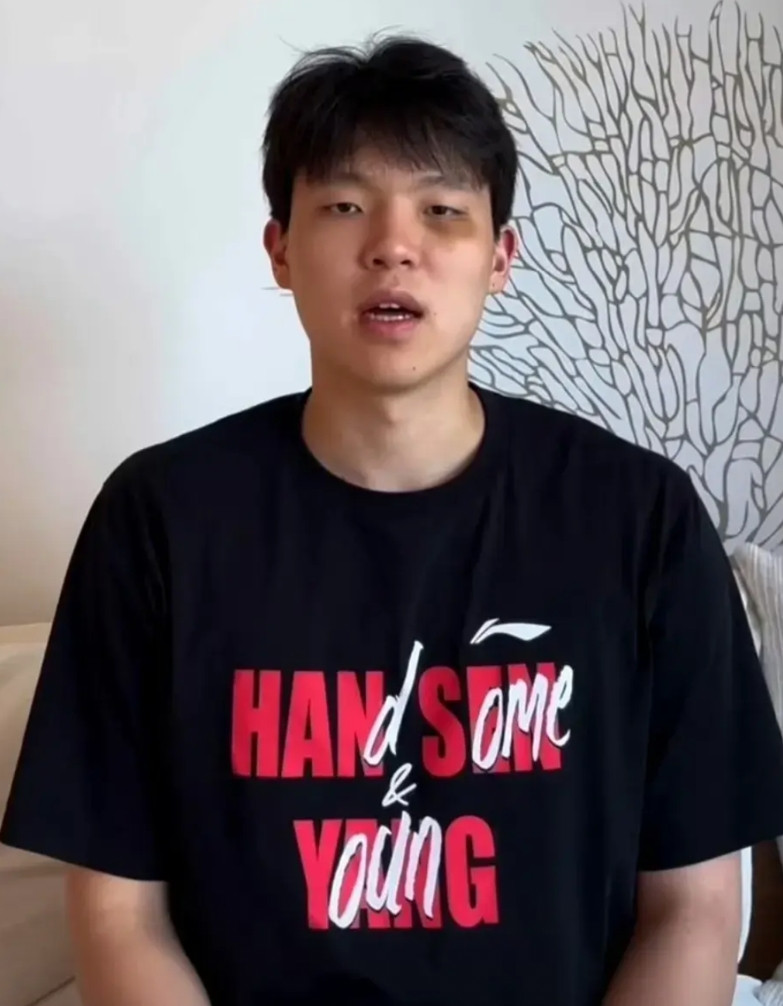 杨瀚森的打脸来的真快，这次是真打脸啊，所以到底谁更文明？杨瀚森在最近的露面中左