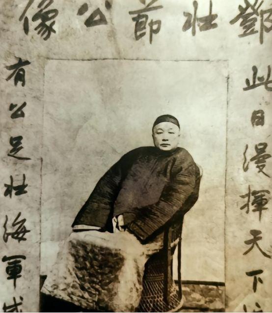 1895年，邓世昌那位怀胎六月的侧室刚跪领完懿旨，慈禧便赏下一块二十多斤的金匾。