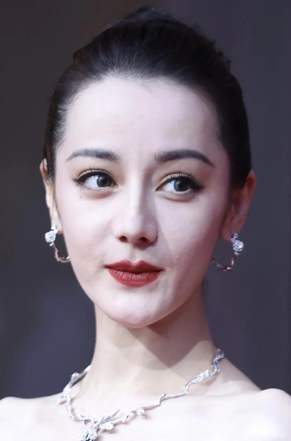 热巴生图[笑着哭]心碎，怎么感觉老了挺多，以前多么圆润啊！！