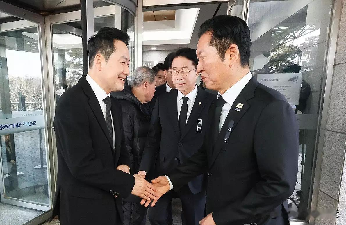 1月30日，韩国共同民主党党首郑清来与国民力量党党首张东赫再度握手，朝野两党代表