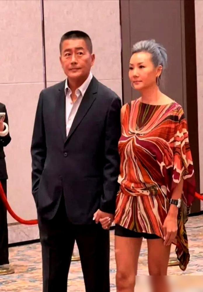 高曙光曾在访谈里自嘲：我那亲生女儿，现在跟她继母比跟我还亲。当年他和江珊这对金童