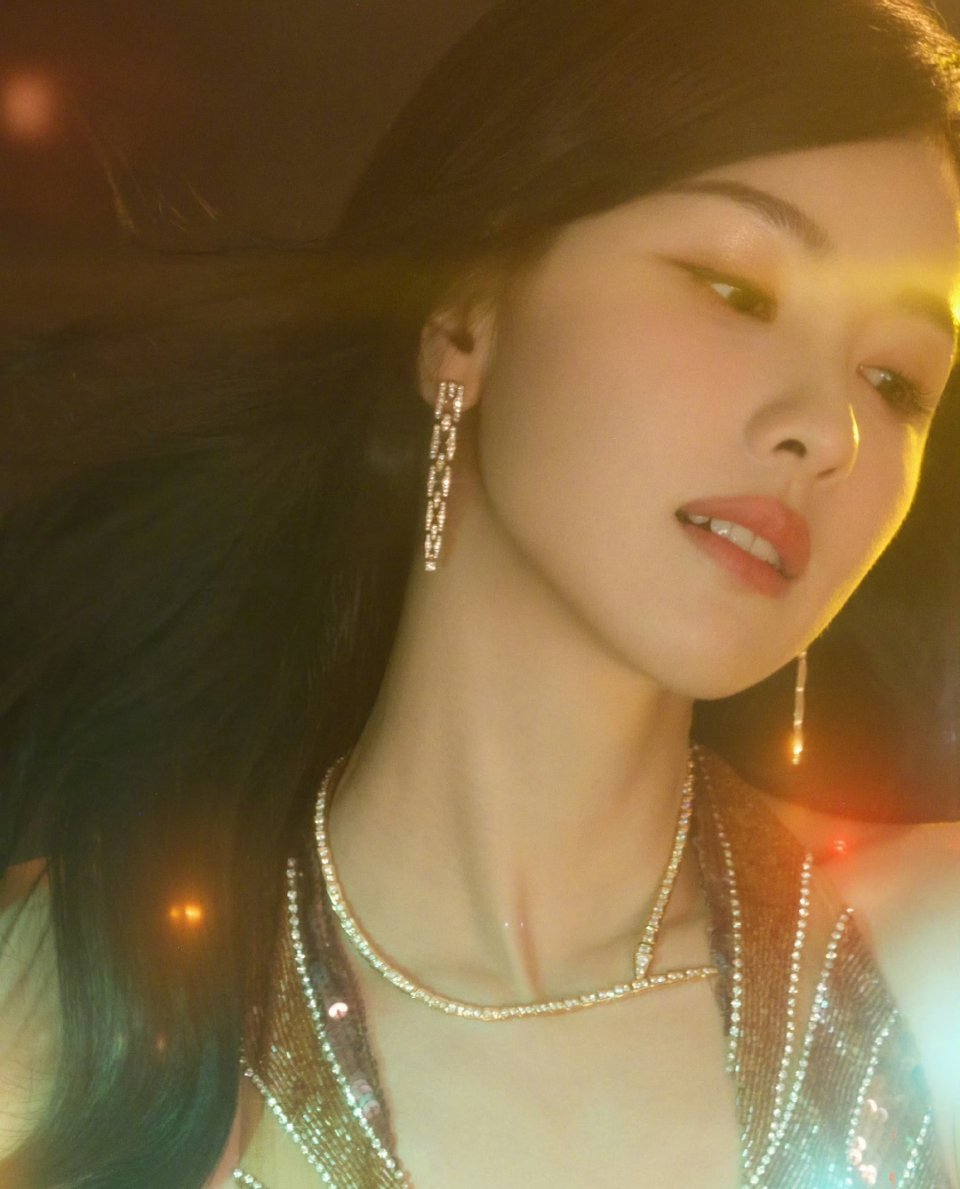 陈都灵复古鎏金风潮陈都灵的复古鎏金风潮堪称内娱红毯的“光影美学范本”，一袭鎏金亮