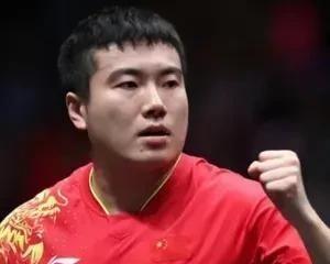 大爷吃不起狗肉，就养了只母狗专门勾引公狗。发情期一遛，一群公狗跟着跑，他直接把狗