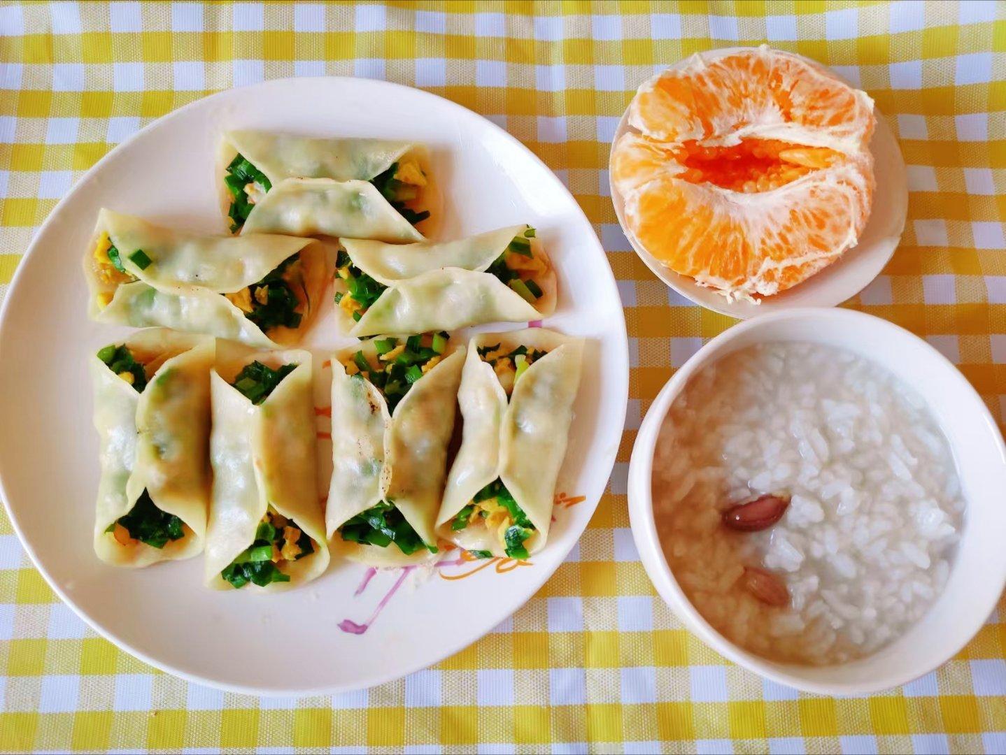 波妞的早餐早餐图一波妞在小姨家的早餐：韭菜鸡蛋虾仁锅贴，豆粥，橙子。图二