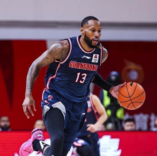 麦考尔归期未定，杜锋“大腿”吉伦沃特即将解禁本赛季广东男篮虽签了四名外援，却正遭