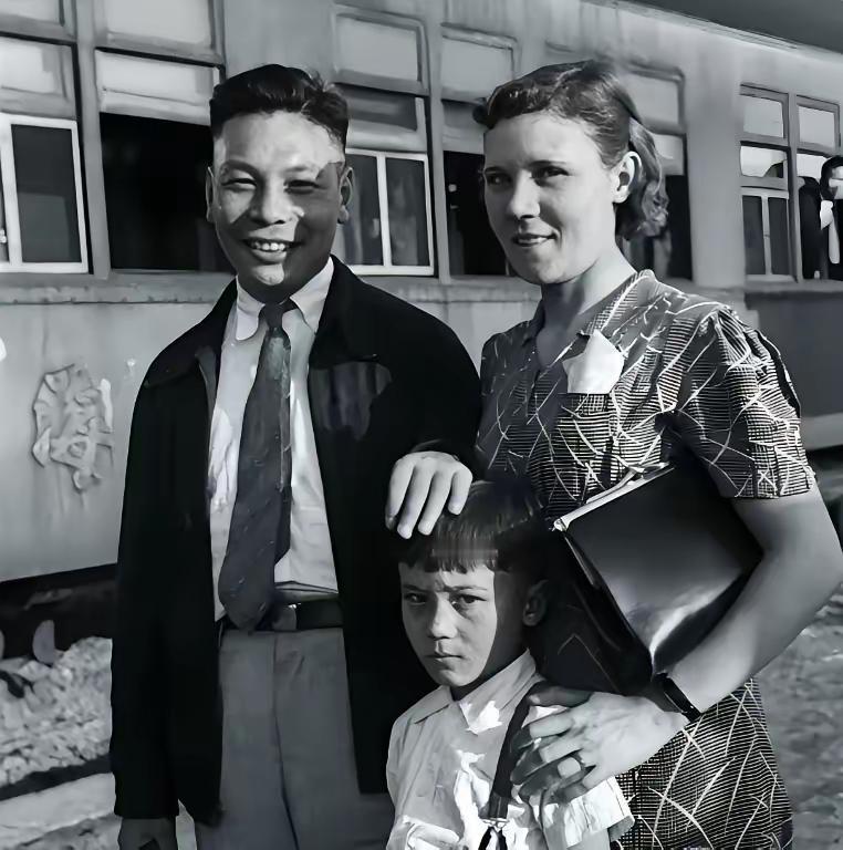 蒋经国在莫斯科留学，和冯玉祥女儿冯弗能谈恋爱，并发生关系，冯弗能是他的初恋。但他