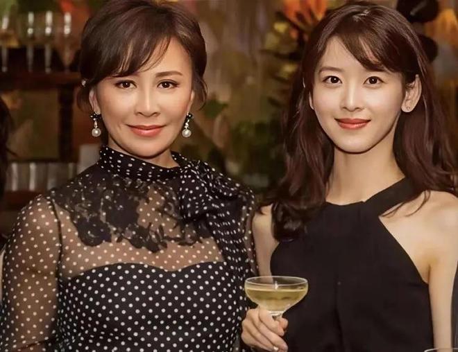 章泽天新播客的开场白，算是把“尴尬”二字演绎得淋漓尽致了。身为京东老板娘，顶