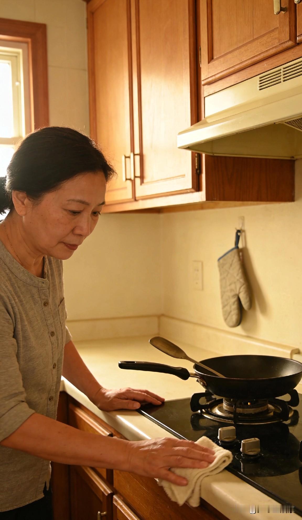 今年回来家我被老妈说了一顿。中午饭做好了，我们都坐在桌旁，可妈妈在收拾厨房，