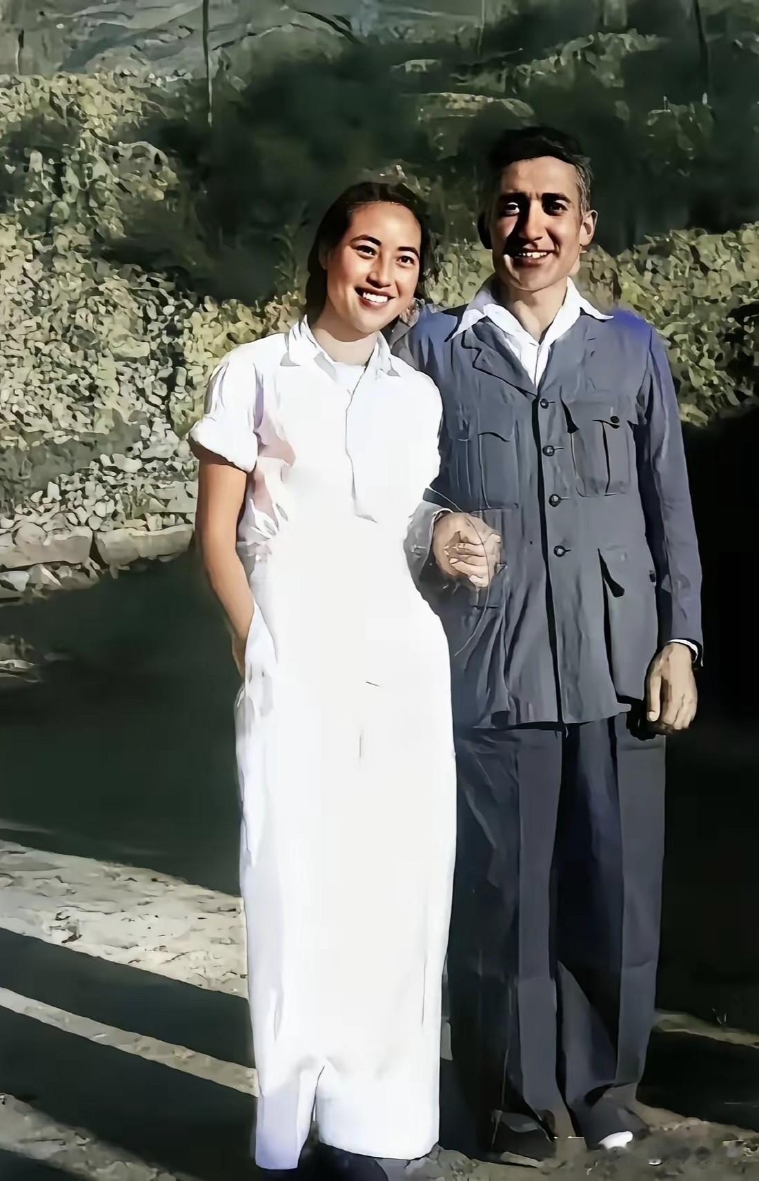 照片中的两人是一对传奇夫妻，女的是延安公认的美女，男的是他的丈夫，同时也是一位美