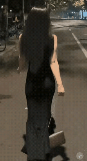 她在前面走，我在后面跟，只为欣赏这背影
