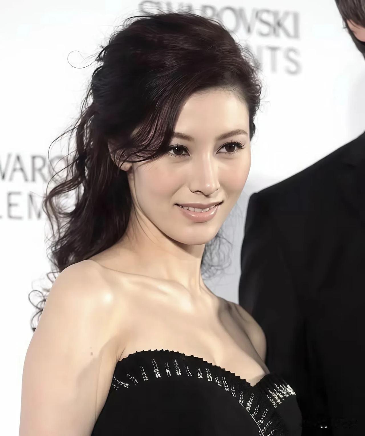 我这个人很注重人品，很在乎明星现实中是什么样的性格，但是李嘉欣的美让我把一切道德