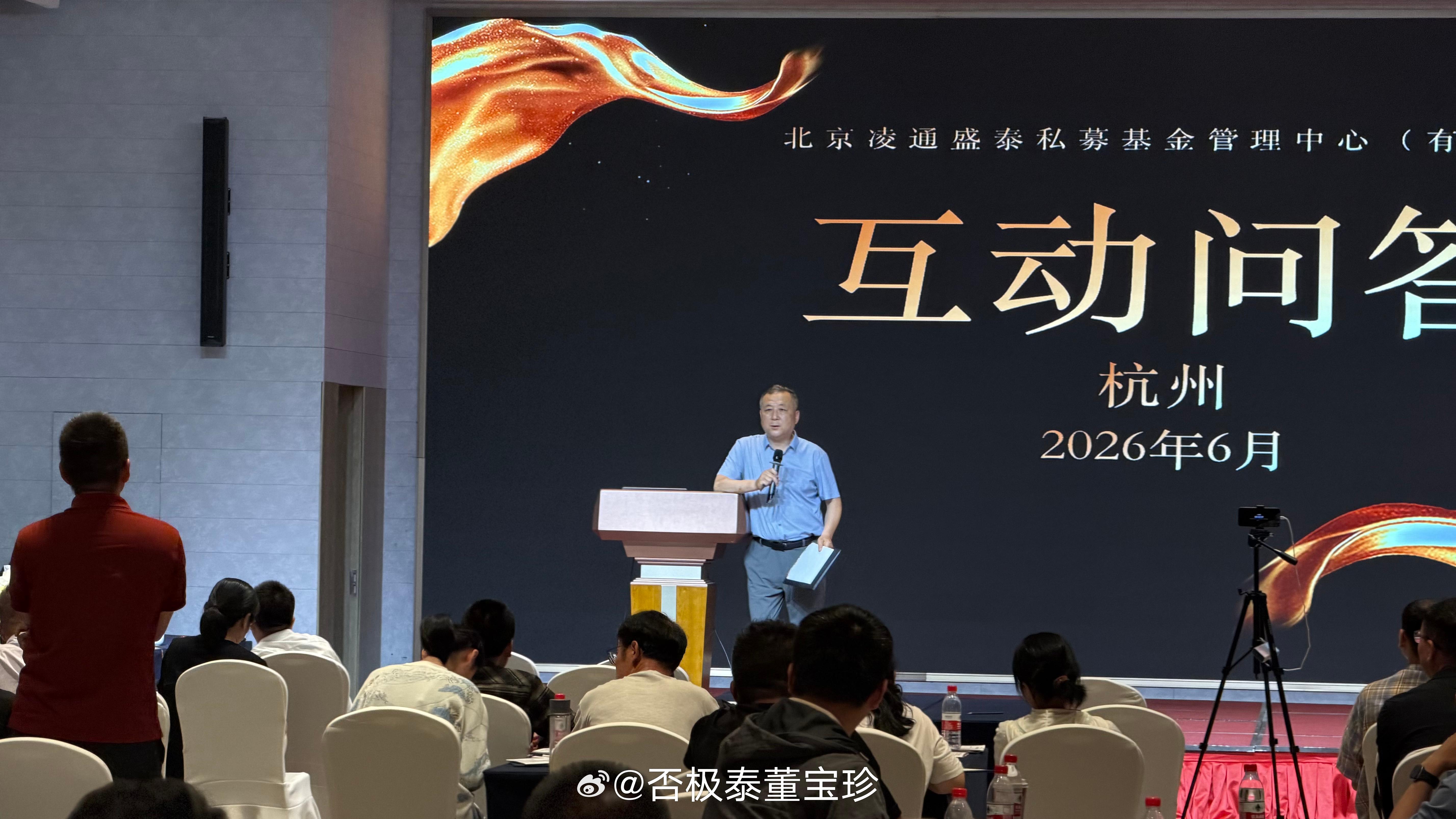 警惕'长期持有幻觉'！巴菲特持有可口可乐40倍PE后横盘11年，证明估值锚定的重要性。当前银行股5倍