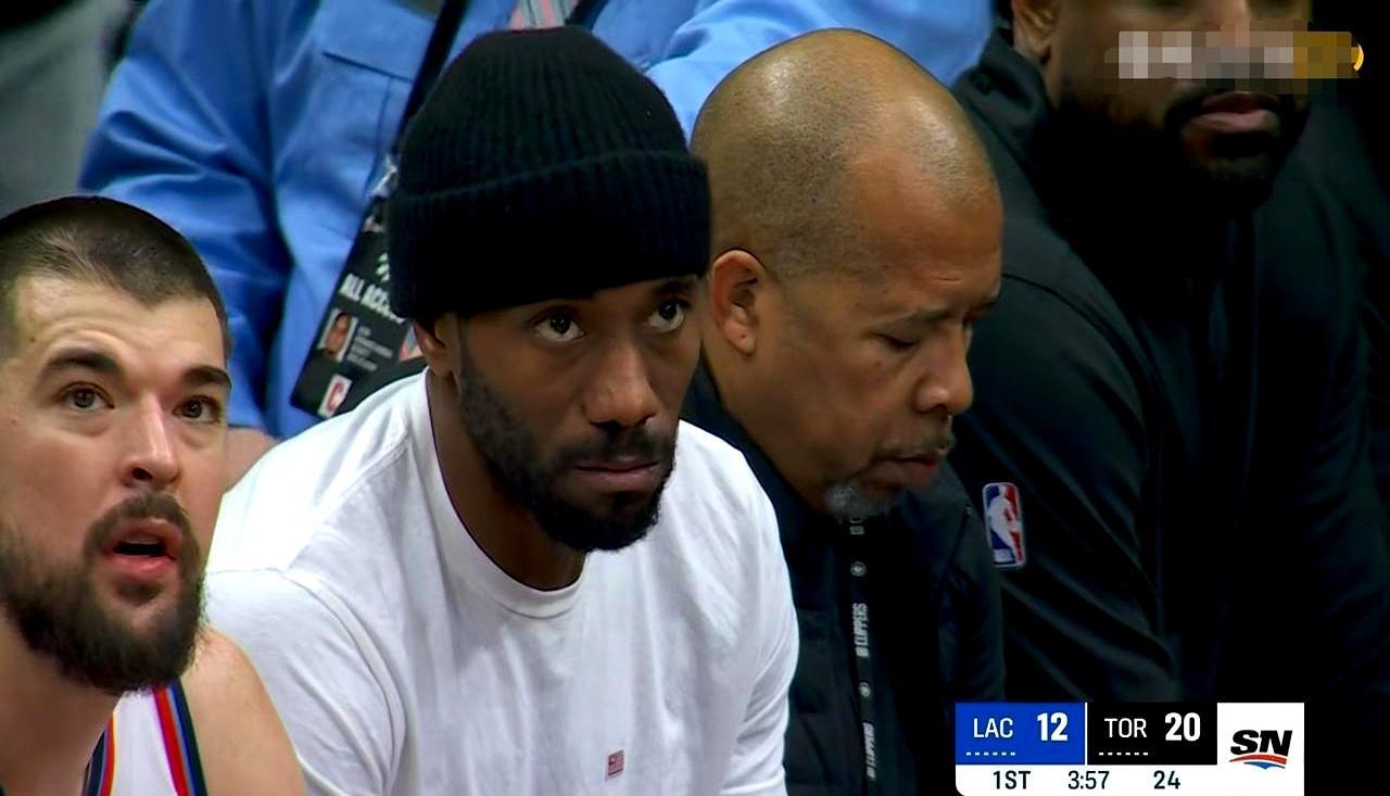 开场3分57秒，快船12比20落后，伦纳德裹着脚踝坐板凳，脸比比分还难看。没他，