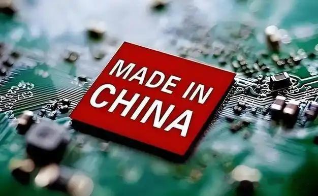 轮到外国人假冒中国货了！一女子在冈比亚买汽配时候，当地人递给她一个写满中文的东西