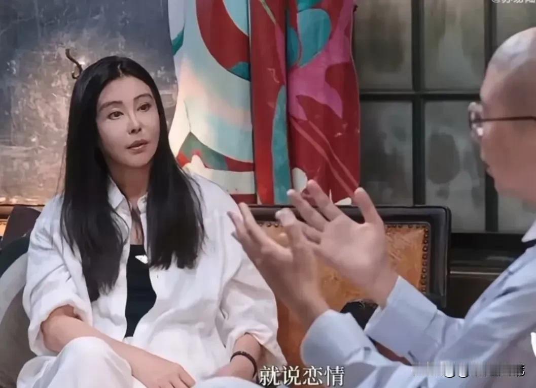 王祖贤说自己现在单身，李诞小心翼翼的问她：“那你上一次恋情是什么时候？方便说吗？