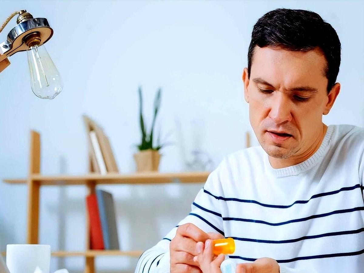 最让人无力的，不是忘了吃降压药，而是你刚一丝不苟地把药咽下去，扭头就亲手把它“废