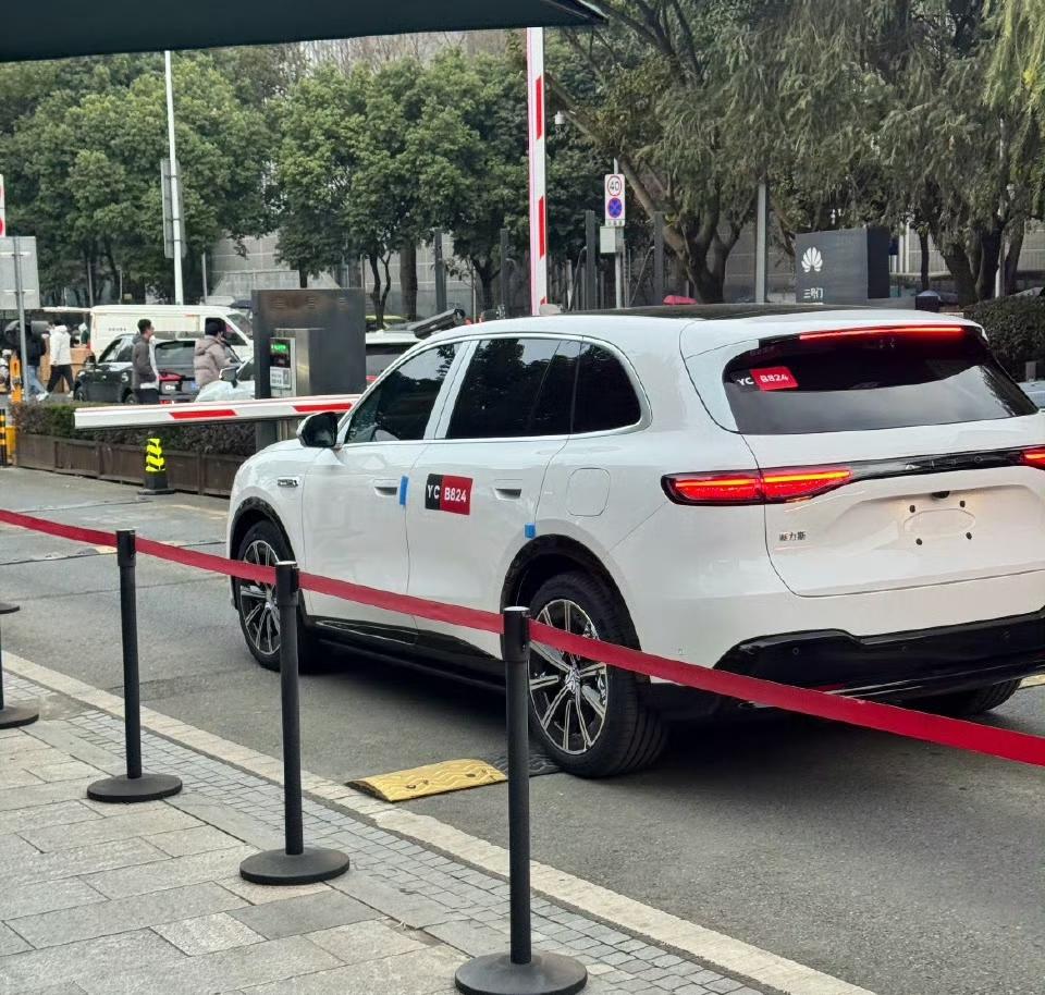 问界M6实车出来了，白色还挺好看的，就是能不能尾灯变成贯穿式的啊！车尾顶部的