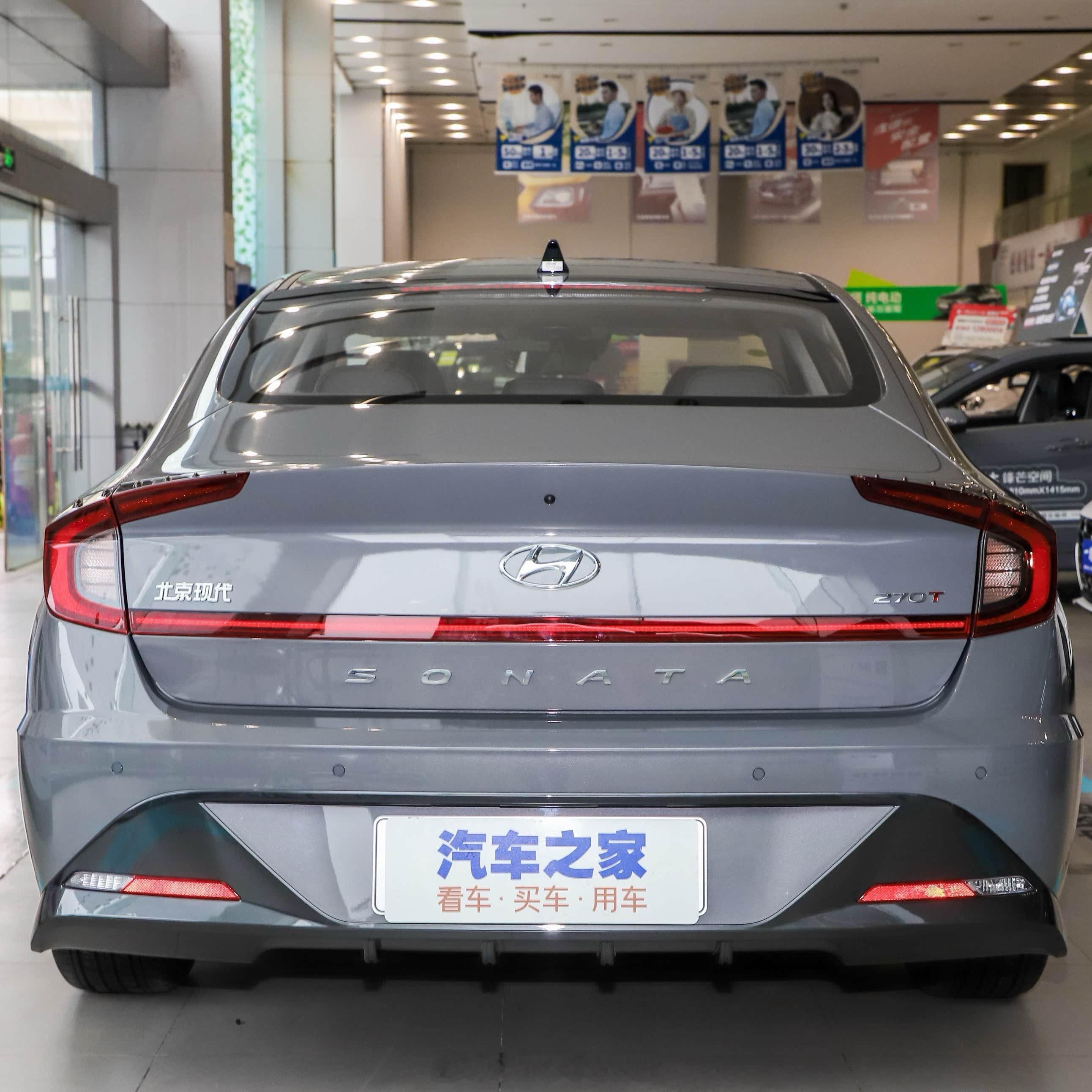 👉小米汽车：YU7的光环尾灯不仅传承家族设计，更加立体、力量感十足！👉下面图