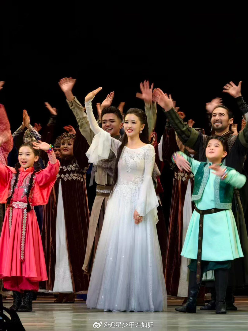 佟丽娅小酒窝同台跳舞谁能拒绝佟丽娅和小酒窝的同台舞蹈！《在远方在这里》的表演里