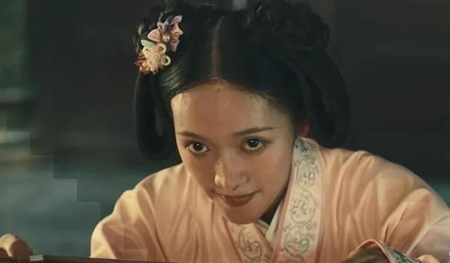 一日，梁武帝作斋戒，随侍的两个小宫女进门时，鞋子不小心掉落，把脚露了出来，她们惊