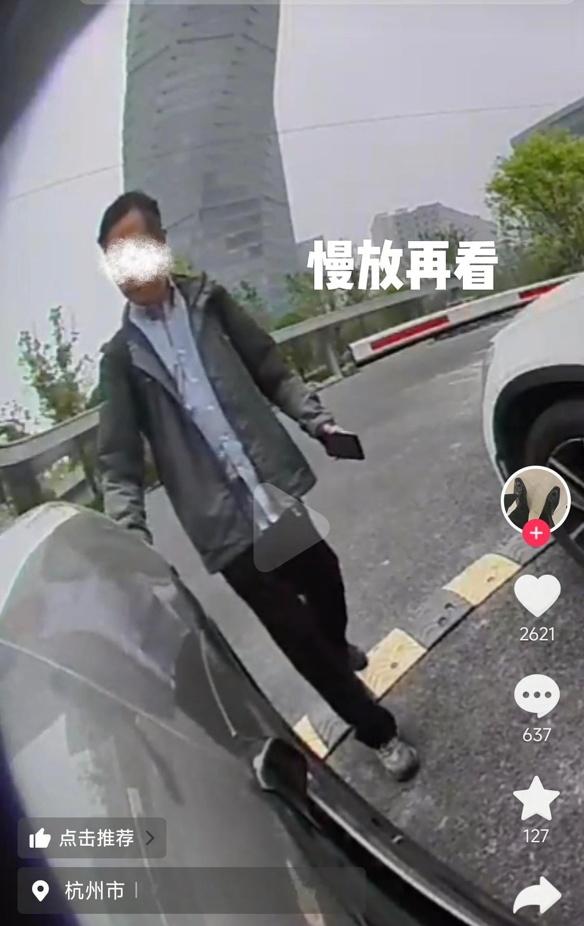 小米汽车被人故意放燃烧的烟头，哨兵拍的很清楚~目前，小米法务已经联系了车主，下周