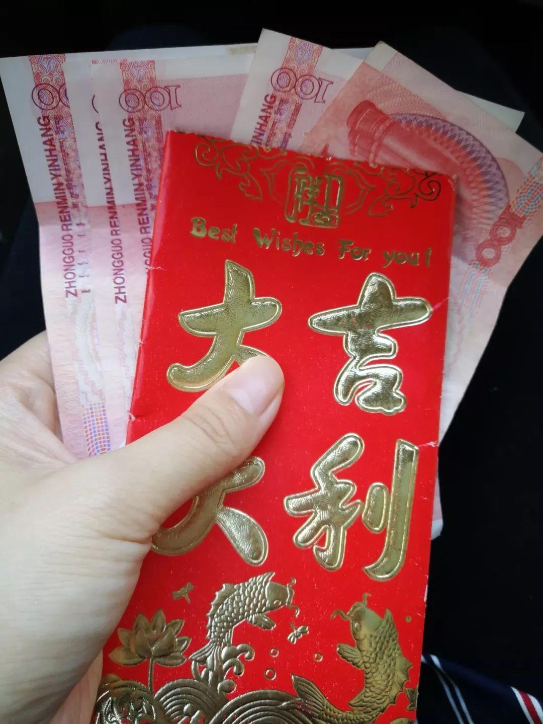 同一个办公室的小马结婚刚回来，我们俩关系不错，结婚的事他总是问问我，尤其是如何安